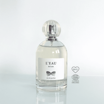 l'eau de lore sur fond blanc avec picto bio